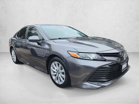 Used 2020 Toyota Camry LE image 3