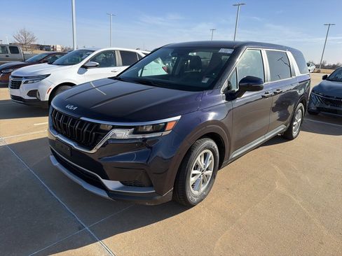 Used 2024 Kia Carnival LX image 1