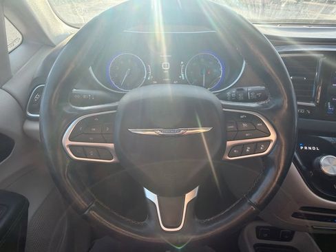 Used 2018 Chrysler Pacifica Touring-L Plus FWD image 7
