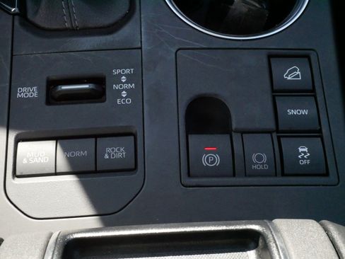 Used 2023 Toyota Highlander XLE image 25