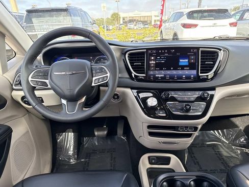 Used 2023 Chrysler Pacifica Touring-L image 17