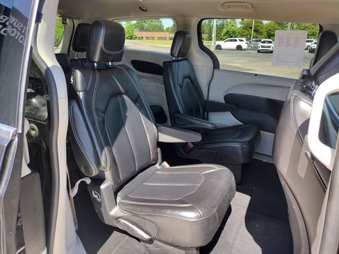 Used 2023 Chrysler Pacifica Touring-L FWD image 10