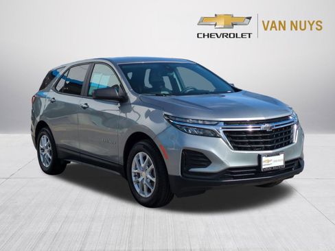 Used 2023 Chevrolet Equinox LS w/ LS Convenience Package FWD image 3