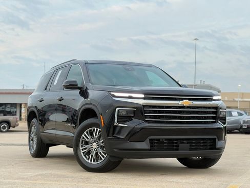 Used 2025 Chevrolet Traverse LT image 2