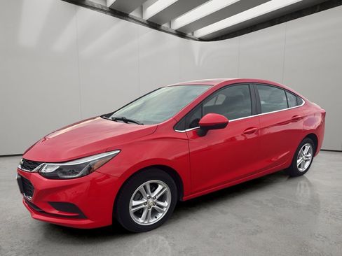 Used 2017 Chevrolet Cruze LT image 2