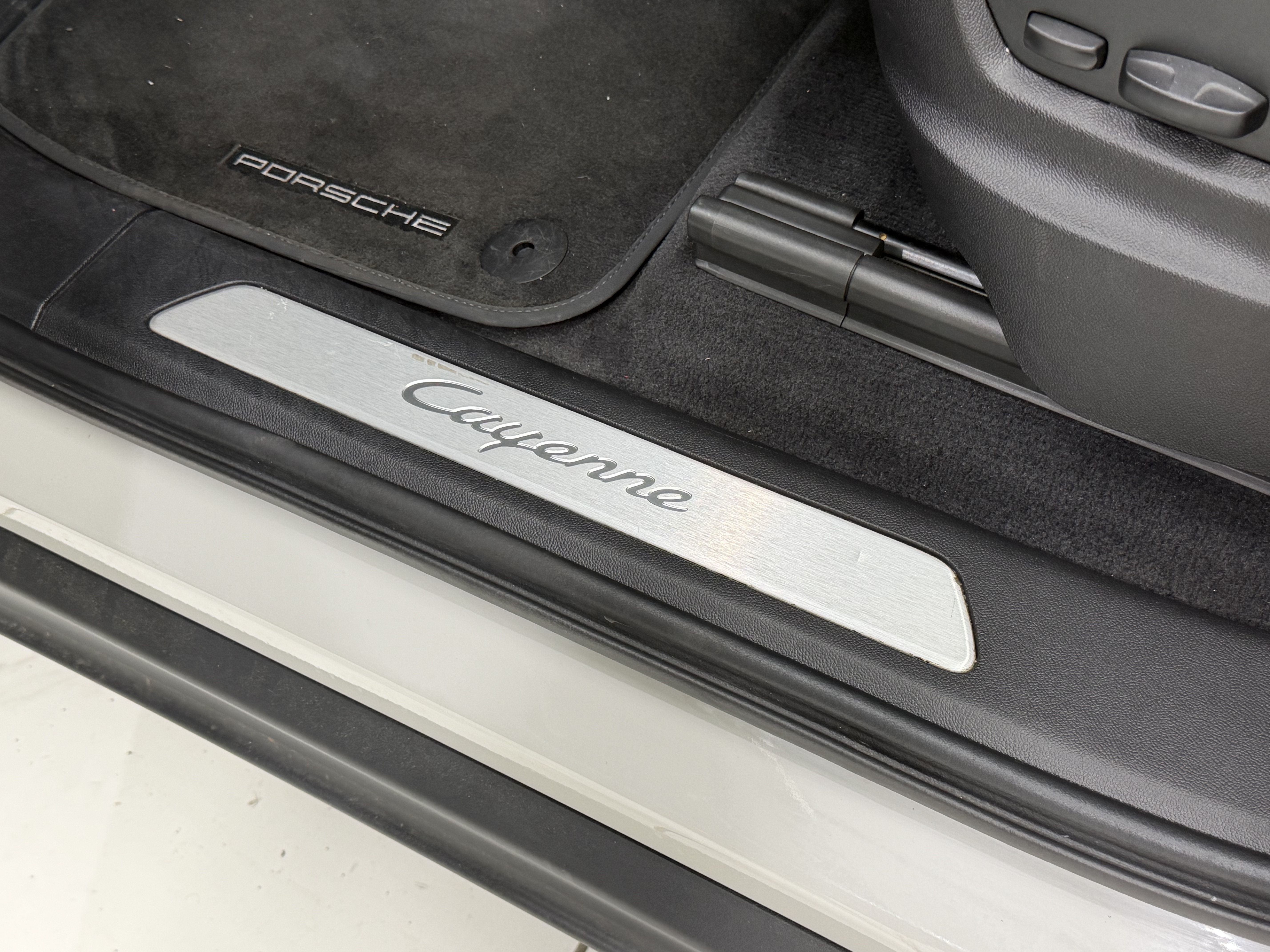 Certified 2023 Porsche Cayenne w/ Premium Package AWD/4WD image 30