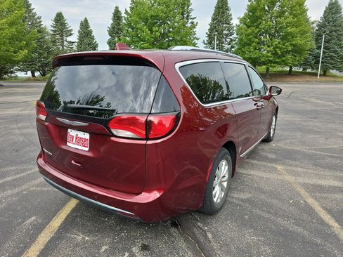 Used 2018 Chrysler Pacifica Touring-L FWD image 6