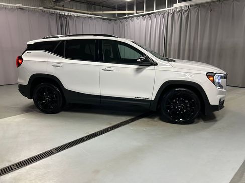 Used 2023 GMC Terrain SLT w/ Elevation Edition image 8