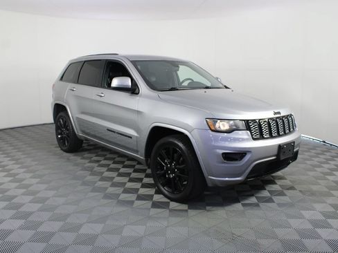 Used 2018 Jeep Grand Cherokee Altitude AWD/4WD image 25