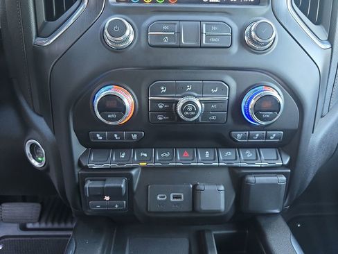 Used 2023 GMC Sierra 2500 AT4 w/ AT4 Preferred Package image 32