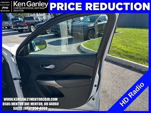 Used 2019 Jeep Cherokee Limited w/ Luxury Group AWD/4WD image 25