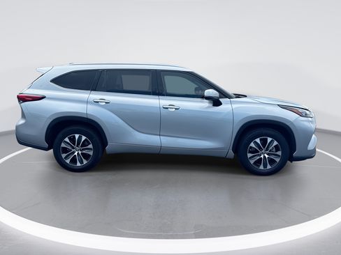 Used 2020 Toyota Highlander XLE FWD image 3