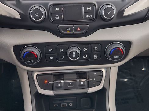 Used 2024 GMC Terrain SLT image 20