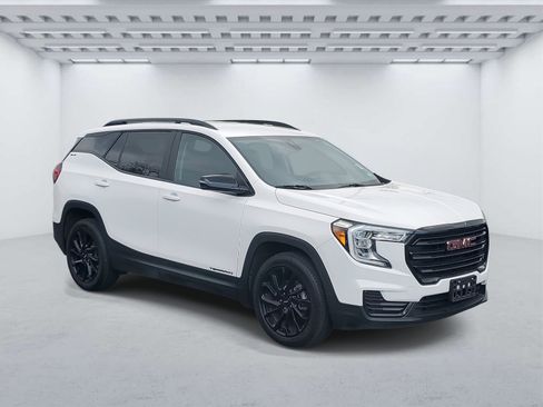 Used 2024 GMC Terrain SLE w/ Driver Convenience Package image 1