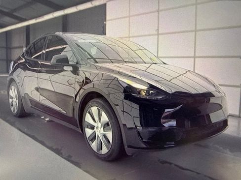 Used 2023 Tesla Model Y 2WD image 1