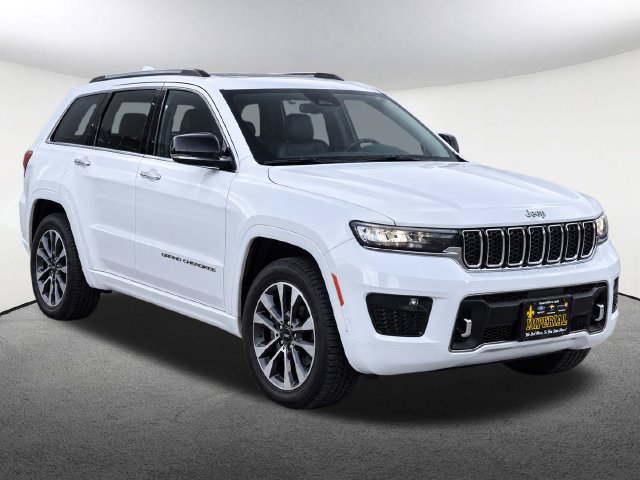 Used 2022 Jeep Grand Cherokee Overland w/ Luxury Tech Group IV AWD/4WD image 2