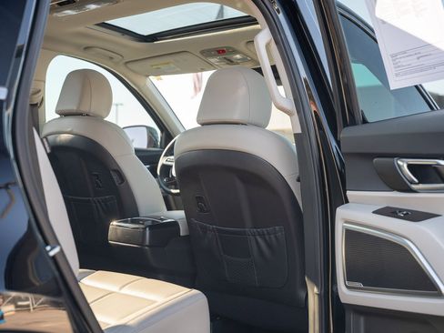 Used 2023 Kia Telluride EX w/ EX Captain's Chair Package image 13