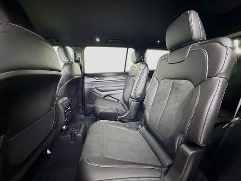 New 2025 Jeep Grand Cherokee L Laredo image 11