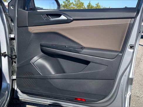 Used 2022 Volkswagen Taos SEL image 21