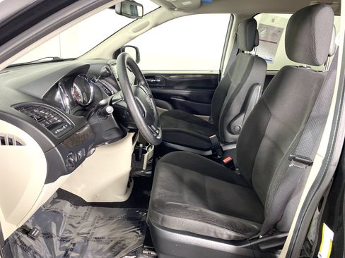 Used 2019 Dodge Grand Caravan SE w/ UConnect Hands-Free Group FWD image 14