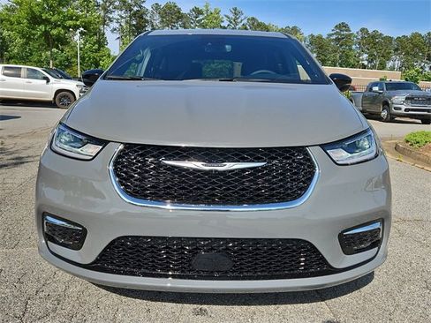 New 2025 Chrysler Pacifica Select image 2