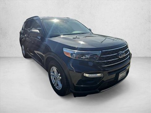 Used 2022 Ford Explorer XLT w/ Equipment Group 202A image 7