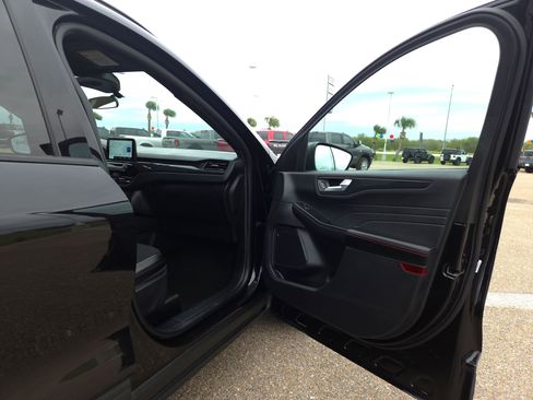 Used 2025 Ford Escape ST-Line image 17