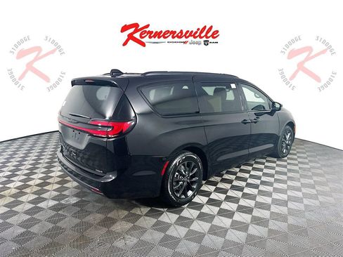 New 2025 Chrysler Pacifica Select w/ Uconnect Theater Family Group image 7