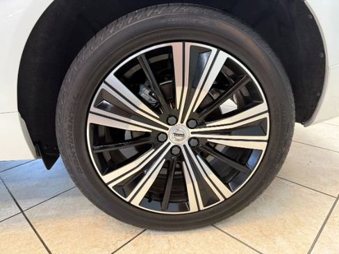 Used 2023 Volvo XC60 B5 Plus image 16