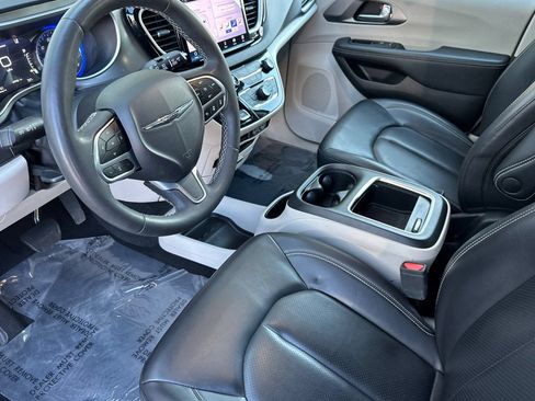 Used 2023 Chrysler Pacifica Touring-L FWD image 9