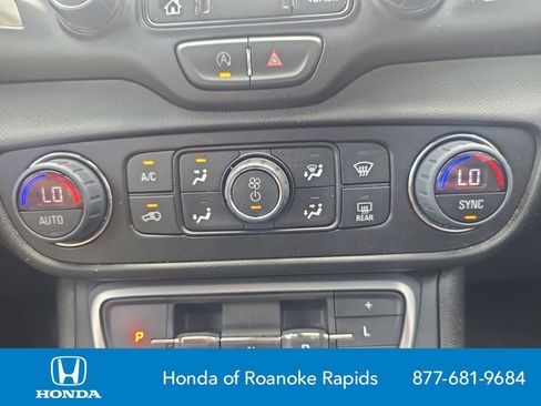 Used 2024 GMC Terrain SLT FWD image 27