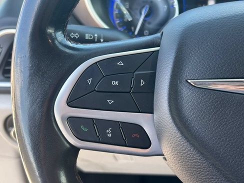 Used 2018 Chrysler Pacifica Touring-L FWD image 19