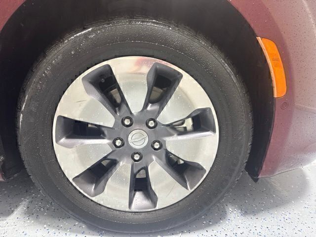 Used 2018 Chrysler Pacifica Limited w/ Advanced Safetytec Group FWD image 4