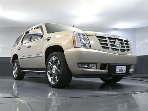 Used 2011 Cadillac Escalade Luxury image 56