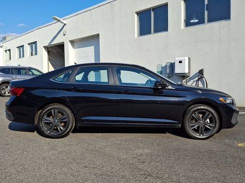 Certified 2023 Volkswagen Jetta SE w/ Panoramic Sunroof Package FWD image 12