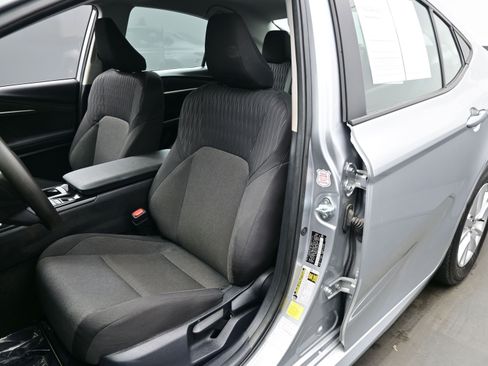 Used 2025 Toyota Camry LE image 11