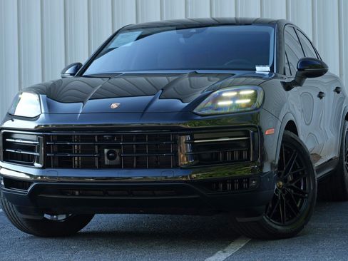 Used 2025 Porsche Cayenne Coupe AWD/4WD image 3