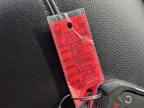 Used 2024 GMC Terrain SLE w/ Driver Convenience Package image 30