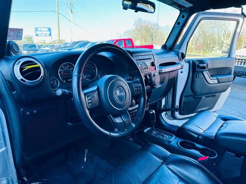 Used 2012 Jeep Wrangler Unlimited Rubicon w/ Max Tow Pkg AWD/4WD image 22