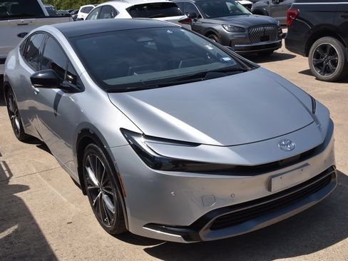 Used 2025 Toyota Prius Limited w/ Limited Premium Package FWD image 4