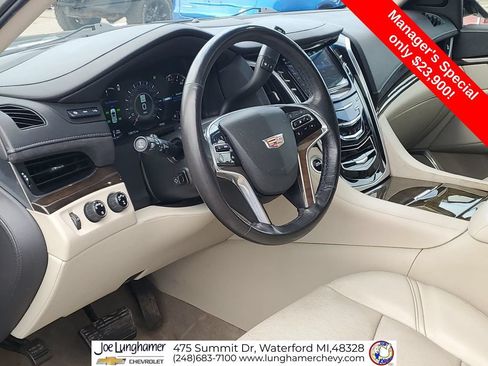 Used 2020 Cadillac Escalade Luxury AWD/4WD image 11