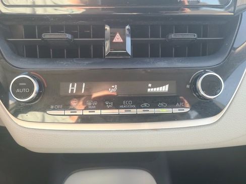 Used 2021 Toyota Corolla LE image 27