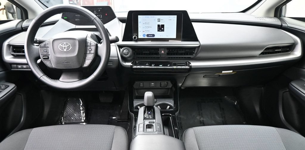 Used 2025 Toyota Prius LE FWD image 9