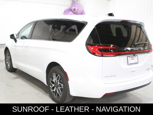 New 2027 Chrysler Pacifica Limited AWD/4WD image 27