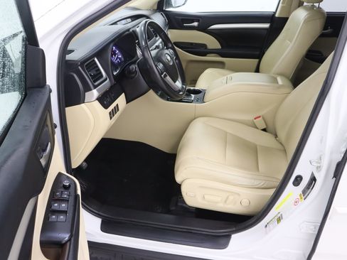 Used 2018 Toyota Highlander XLE AWD/4WD image 14
