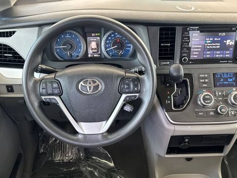Used 2020 Toyota Sienna LE w/ LE Preferred Package FWD image 16