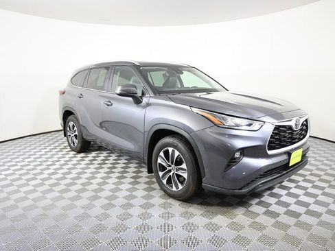 Used 2024 Toyota Highlander XLE AWD/4WD image 9