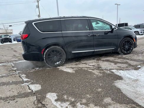 Used 2017 Chrysler Pacifica Limited image 14