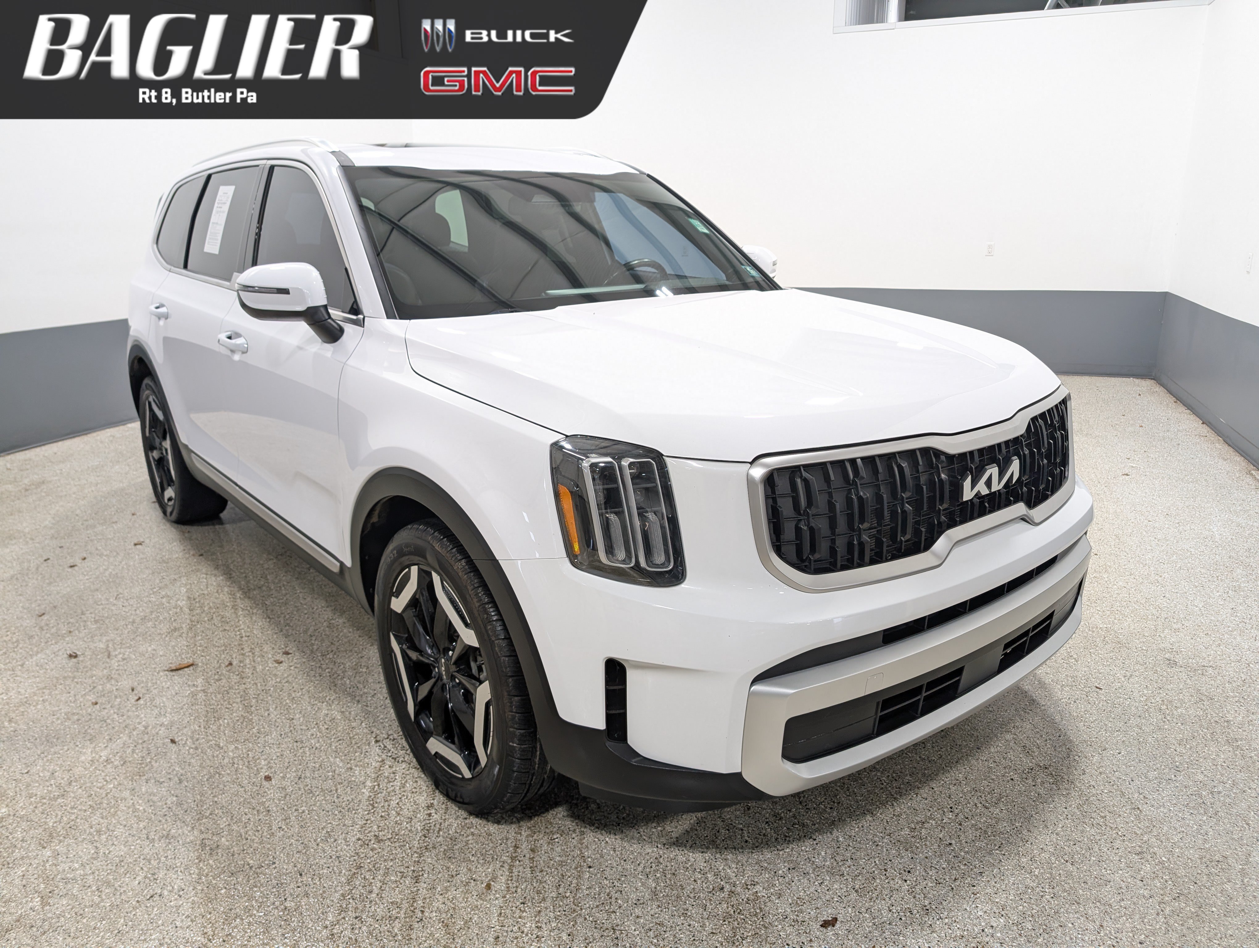 Used 2024 Kia Telluride EX w/ EX Captain's Chair Package AWD/4WD image 1