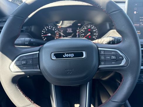 Used 2025 Jeep Compass Trailhawk AWD/4WD image 14